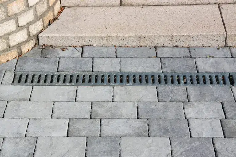 Betonowy odpływ liniowy: Trwałe rozwiązanie do walki z wodą