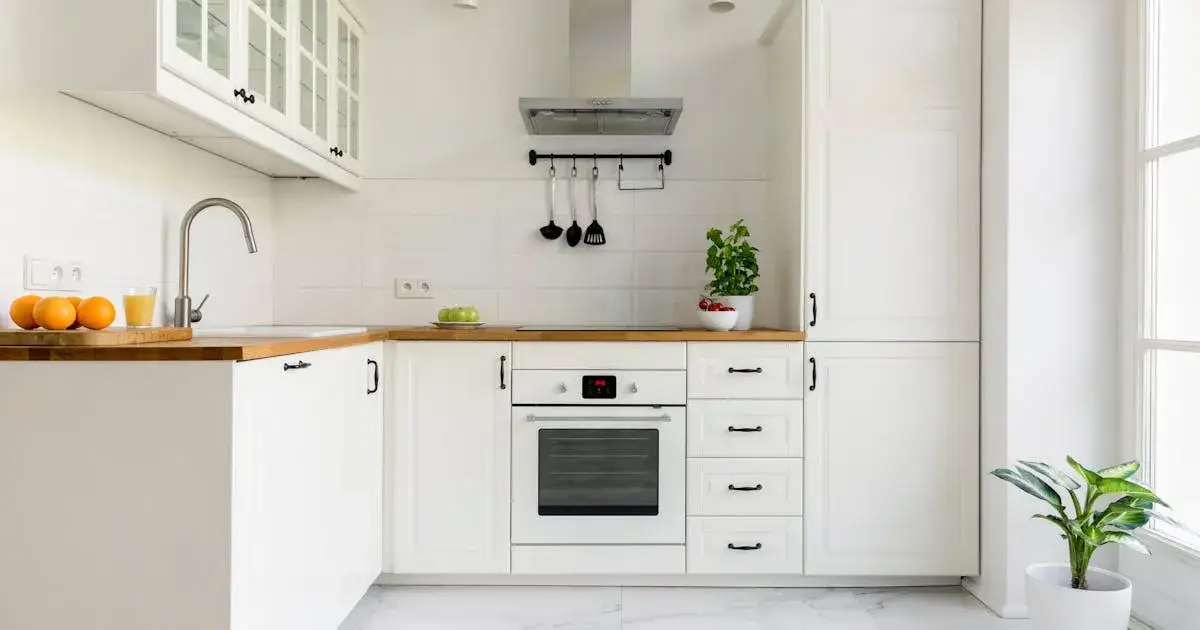 Biała kuchnia z drewnianym blatem - jakie ściany wybierać, by zyskać styl?