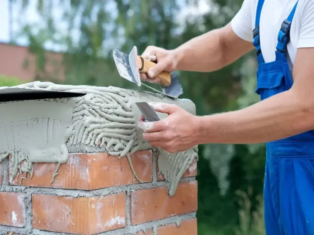 Czym otynkować komin, aby uniknąć problemów z wilgocią i pęknięciami?