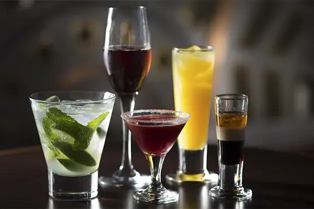 Co to angielski drink? Zrozum znaczenie i konteksty użycia