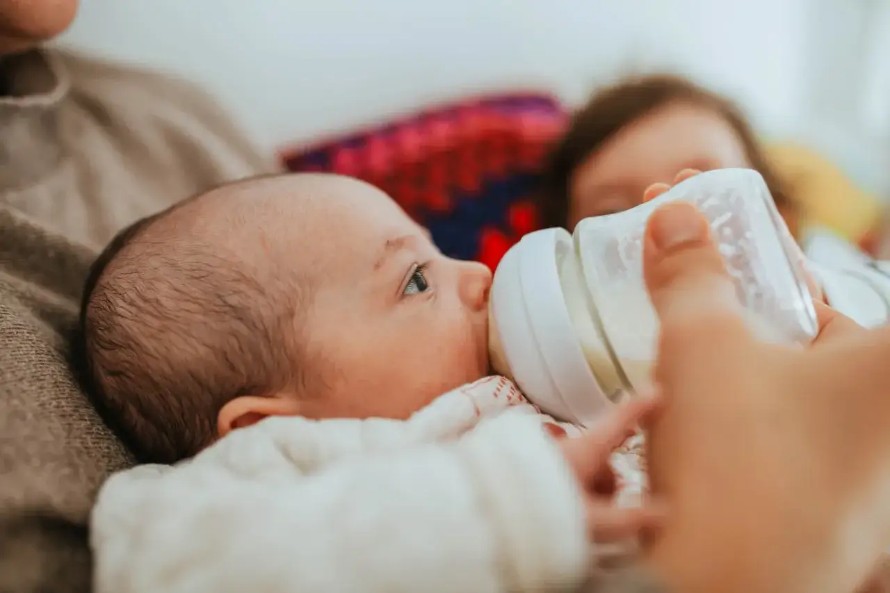 Czy mleko z butelki trzeba gotować? Odkryj, co musisz wiedzieć