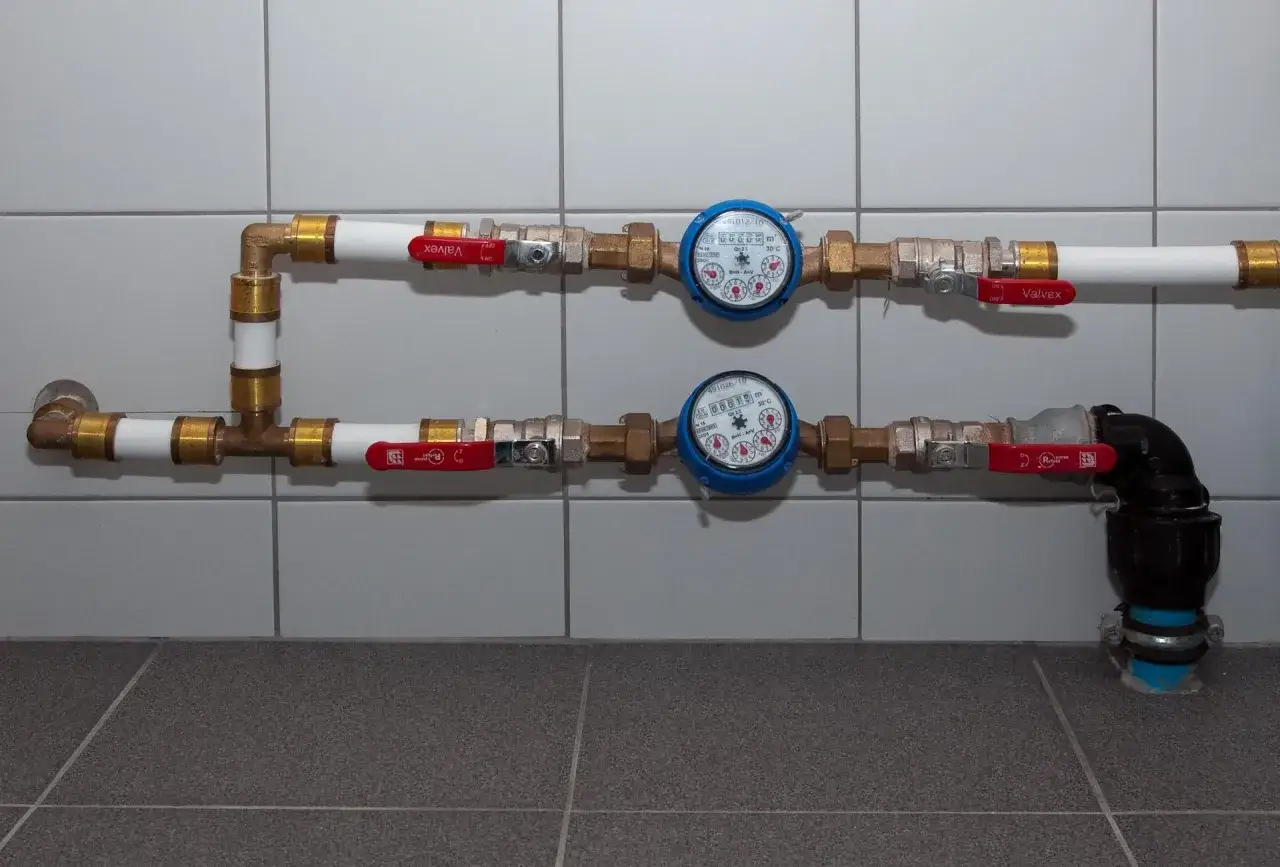 Instalacja wodna z dwoma wodomierzami. Pokazuje, jak zabudować wodomierz, z zaworami i przyłączami.