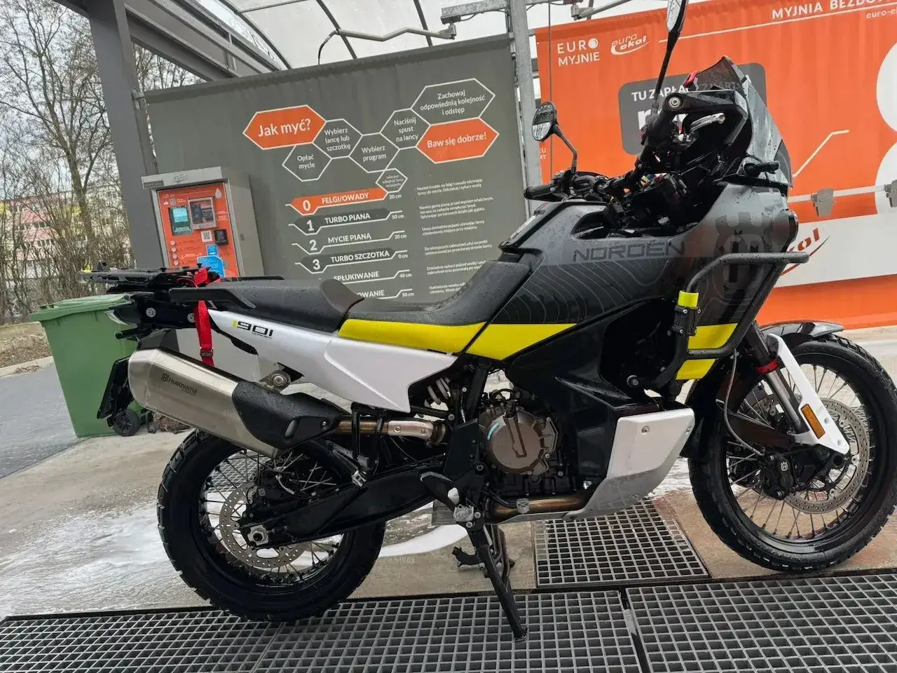 Motocykl Husqvarna Norden 901 na myjni samochodowej.