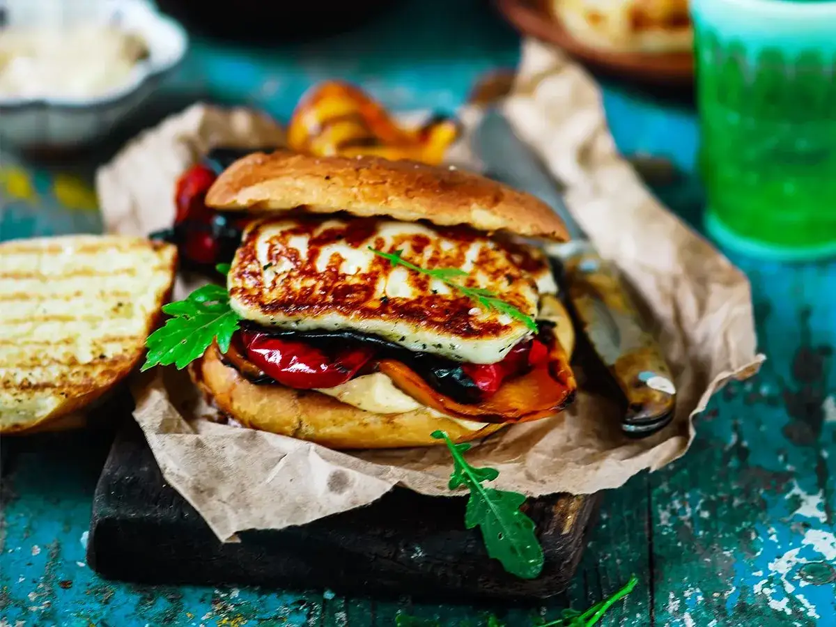 Halloumi ma konkurencję! Najlepsze zamienniki na patelnię i grill