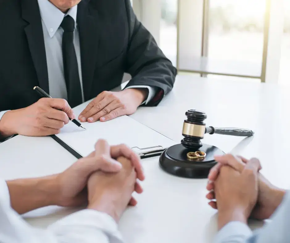 Czy na rozprawie rozwodowej trzeba być osobiście? Uniknij nieprzyjemności