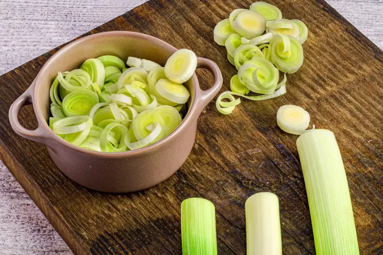 Sekrety surówki z pora: Przepis na idealny dodatek do obiadu.