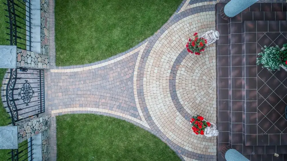 Jak łączyć kolory kostki brukowej, by uniknąć estetycznych błędów