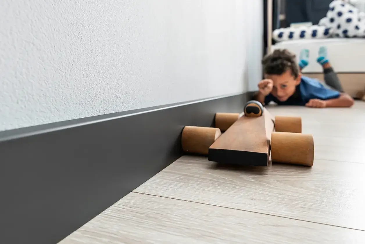 Jak kłaść listwy przypodłogowe? Zrób to sam i oszczędź!