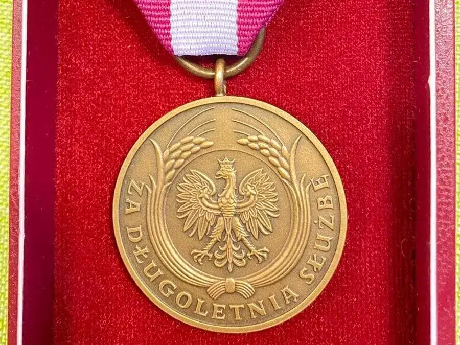 Medal za Długoletnią Służbę: Jak nosić go poprawnie i z honorem?