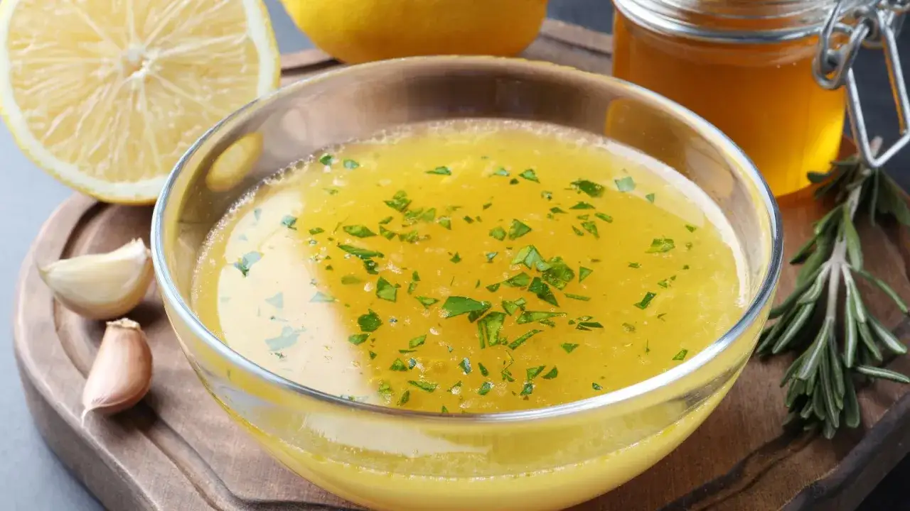 Gotowy sos winegret z cytryną, czosnkiem i miodem. Idealny przepis na lekki dressing.