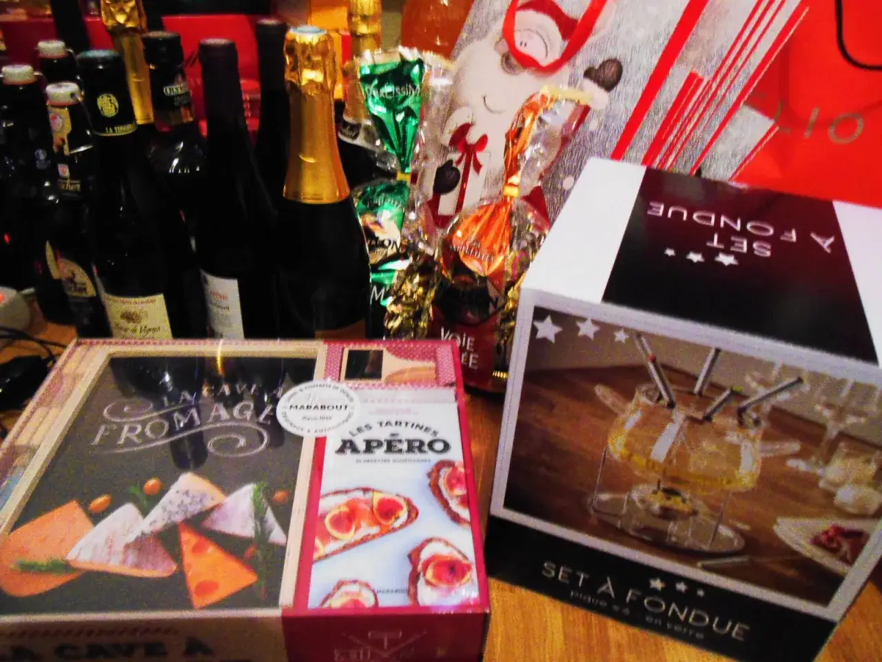 Zestawy serów, tartinek i fondue to świetne pomysły na to, co warto przywieźć z Francji.