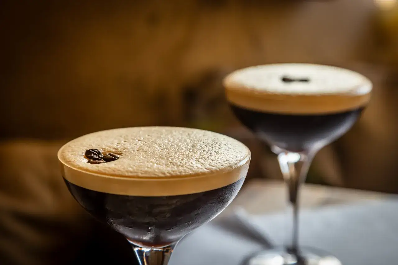 Drinki z kawą: Espresso Martini, Irish Coffee i inne. Zaskocz smakiem!