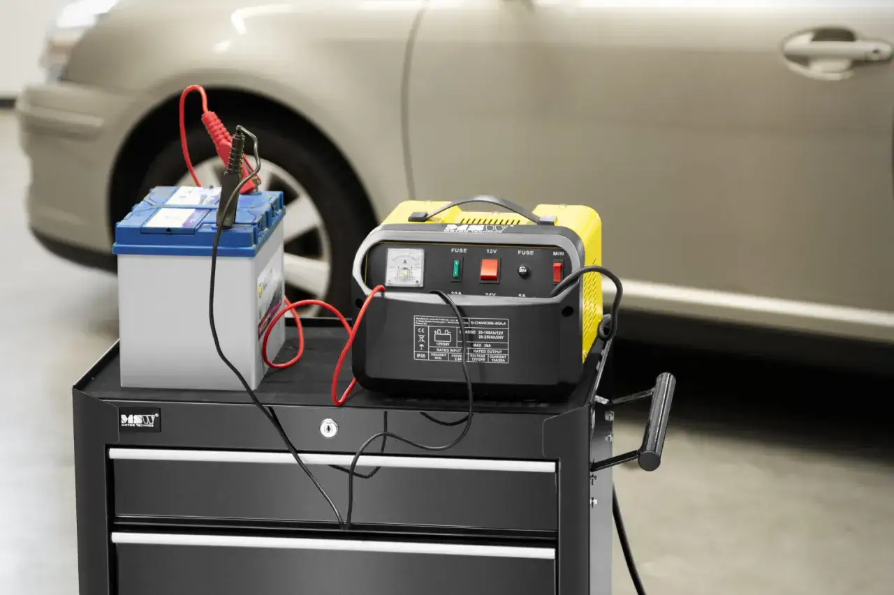 Jak ładować akumulator w ciężarówce? Poradnik 24V i bezpieczeństwo