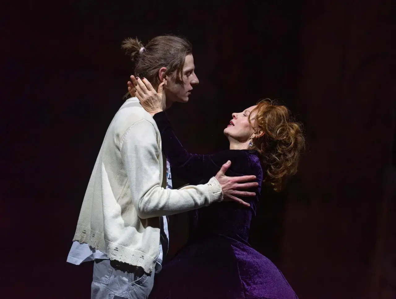 Wiśniowy sad w teatrze: adaptacje, reżyseria i przesłanie sztuki