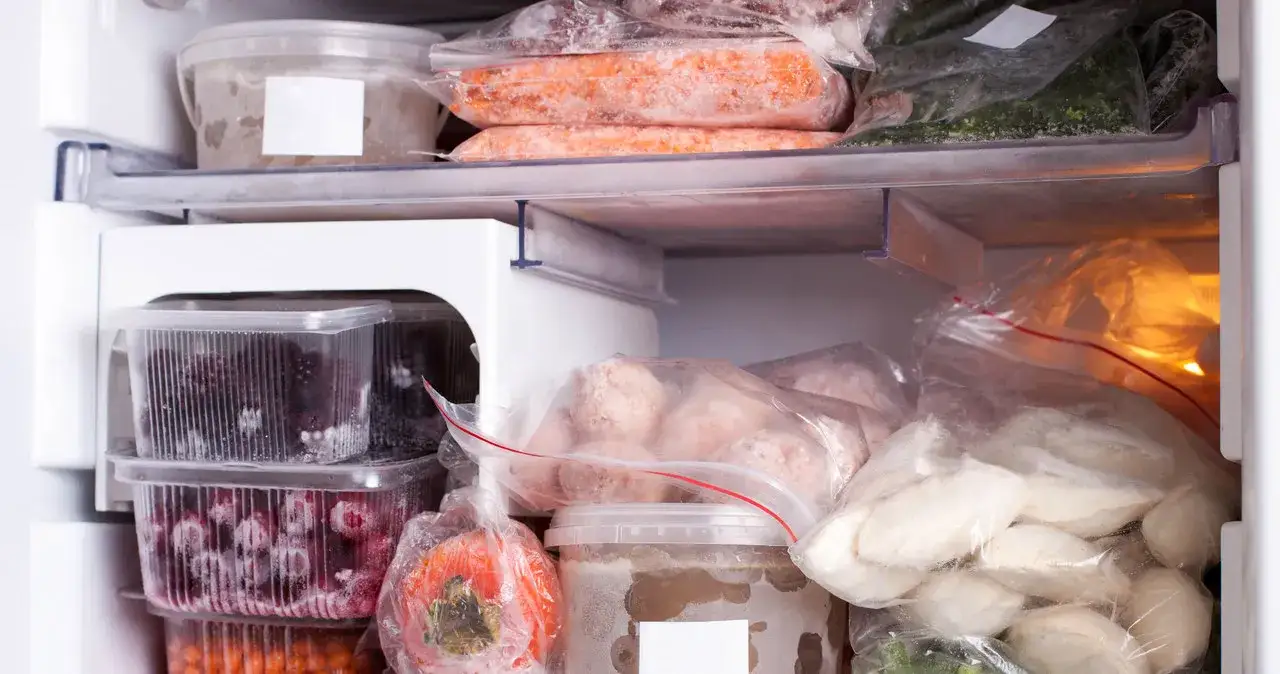 W czym mrozić zupy? Odkryj najlepsze pojemniki i triki na mrożenie