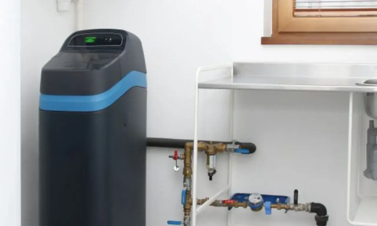 Nowoczesna stacja uzdatniania wody z panelem sterowania i instalacją hydrauliczną.