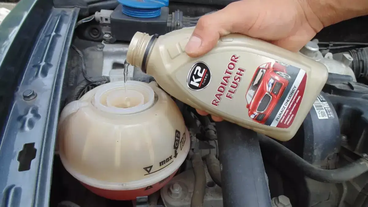 Czym płukać chłodnicę, aby uniknąć kosztownych napraw?