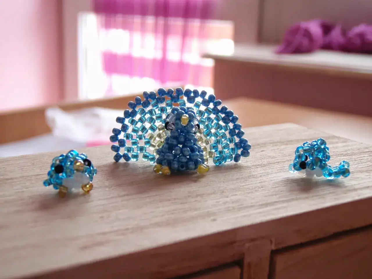 Urocze zwierzątka z koralików wzory: paw, ptaszek i delfin.