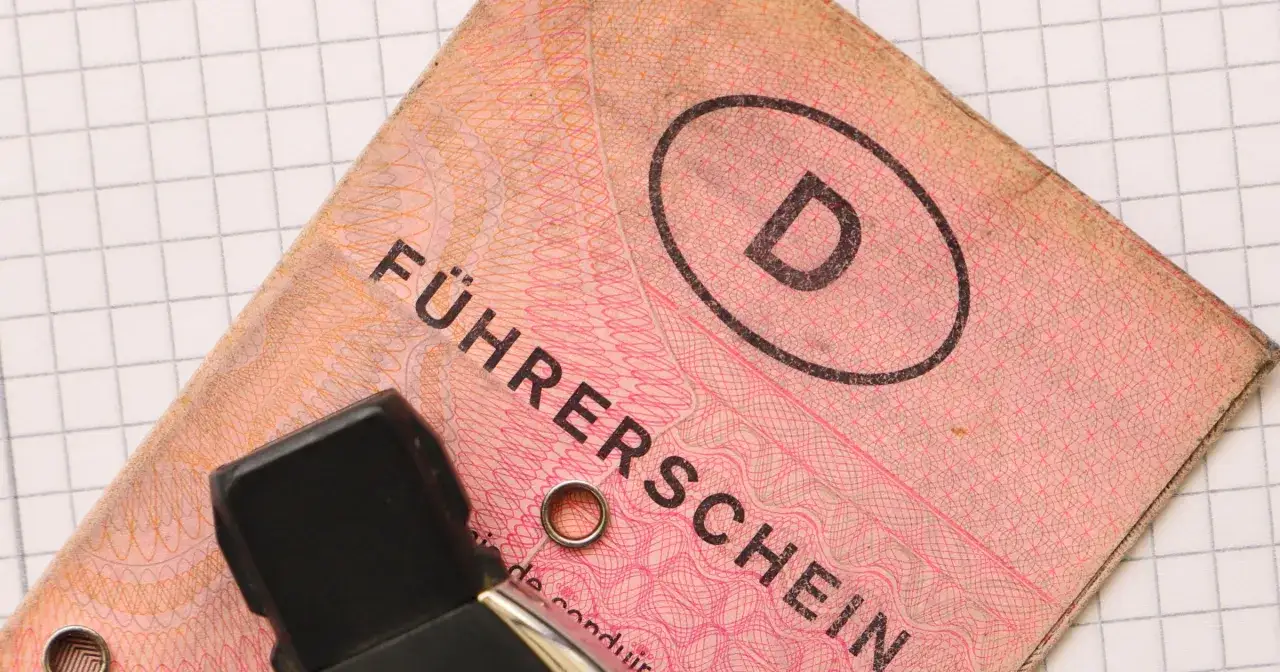 Czy w Niemczech trzeba mieć prawo jazdy przy sobie? Sprawdź zasady i kary