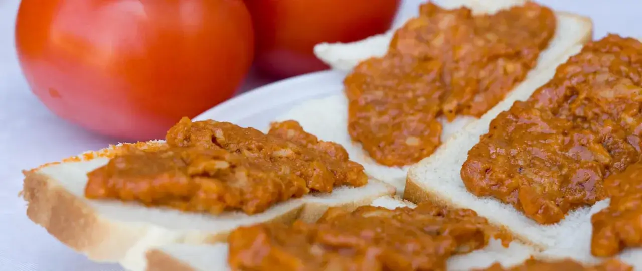 Kanapki z paprykarzem i pomidorami. Czy paprykarz jest dietetyczny? Zależy od składników i ilości.