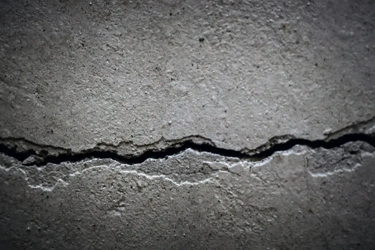 Jak wzmocnić strop betonowy i uniknąć kosztownych napraw?