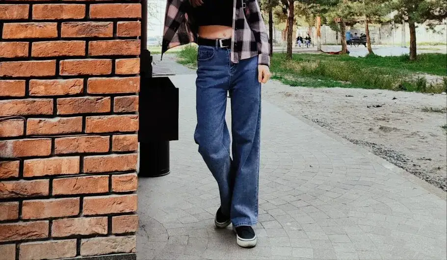 Spodnie wide leg dla kogo? Odkryj, jak je nosić i stylizować