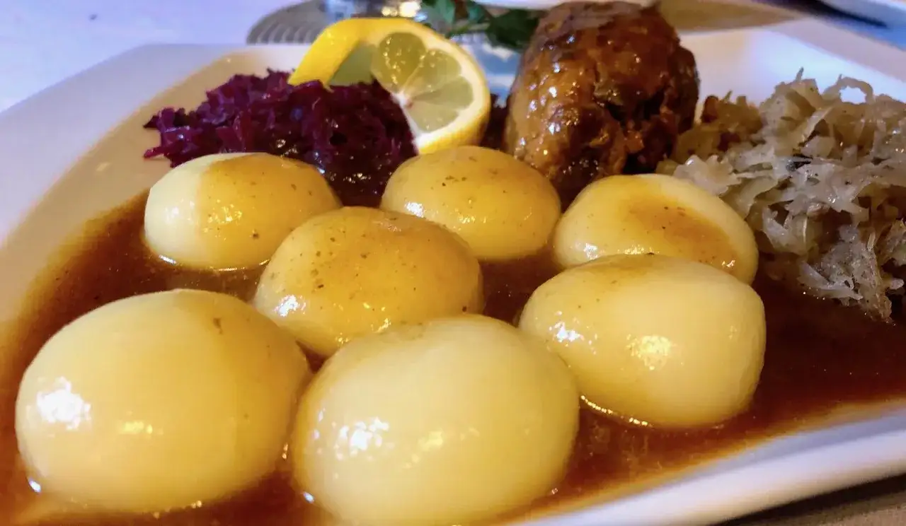 Bytom: Gdzie zjeść? Od śląskiej rolady po sushi odkryj smaki!