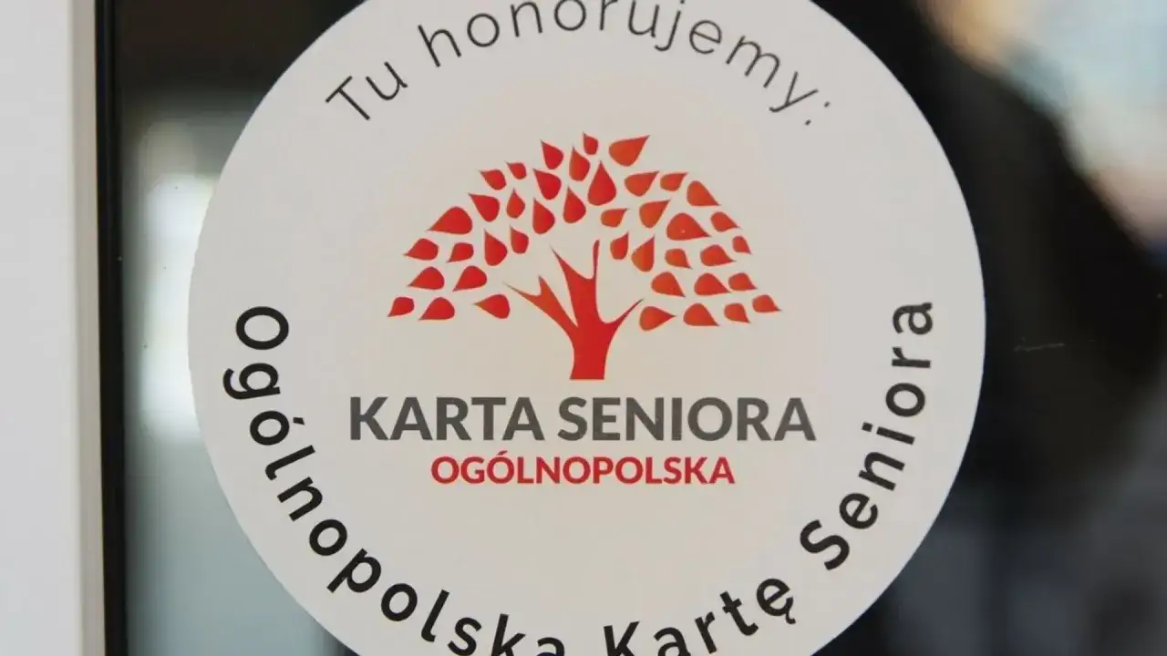 Naklejka z napisem "Karta Seniora Ogólnopolska" i symbolem drzewa.