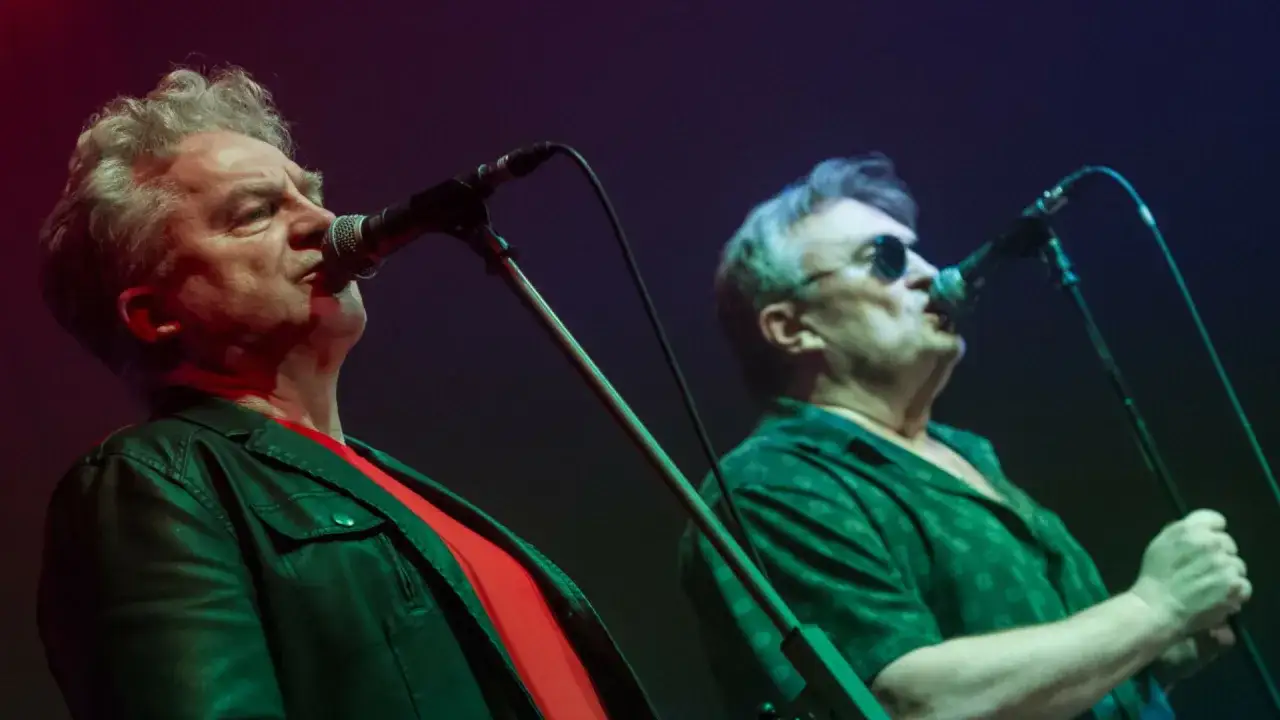 Dwóch mężczyzn śpiewa do mikrofonów. Czy to oni, kto śpiewa "Jolka, Jolka pamiętasz"?