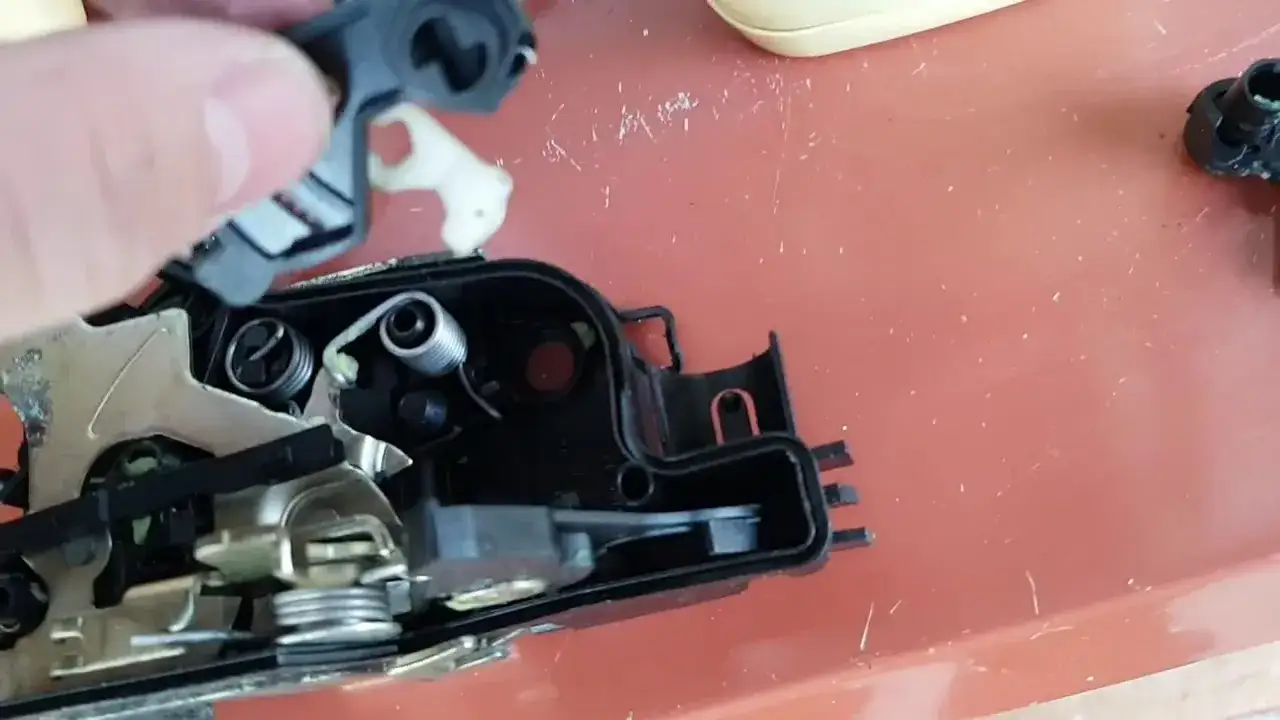 Renault Laguna 2: Gdzie jest UCH? Lokalizacja i naprawa zamka