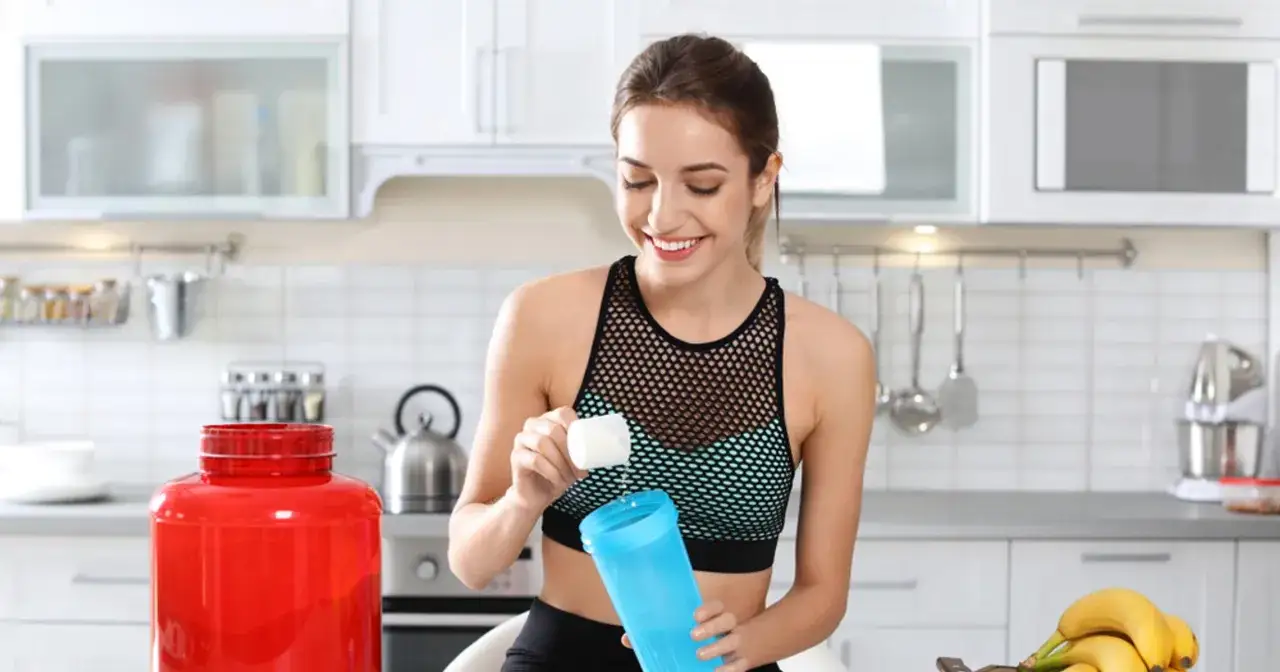 Kreatyna przed treningiem: dawka, pora, efekty. Czy wiesz, jak ją brać?