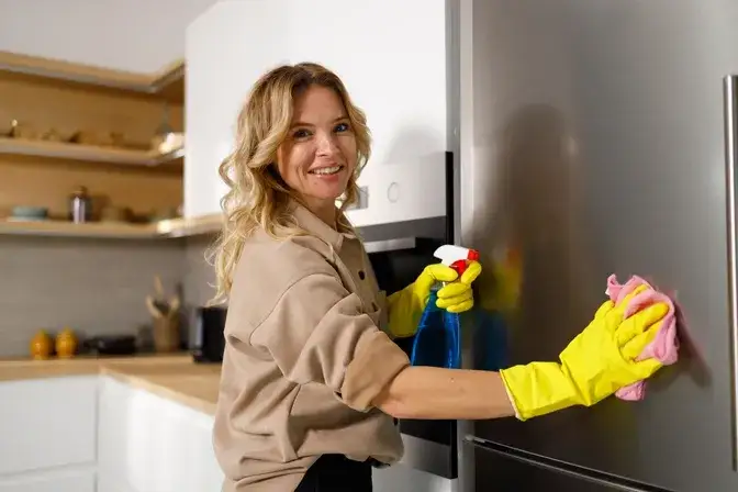 Jak czyścić stal nierdzewną? Lśniąca kuchnia bez smug i rys!