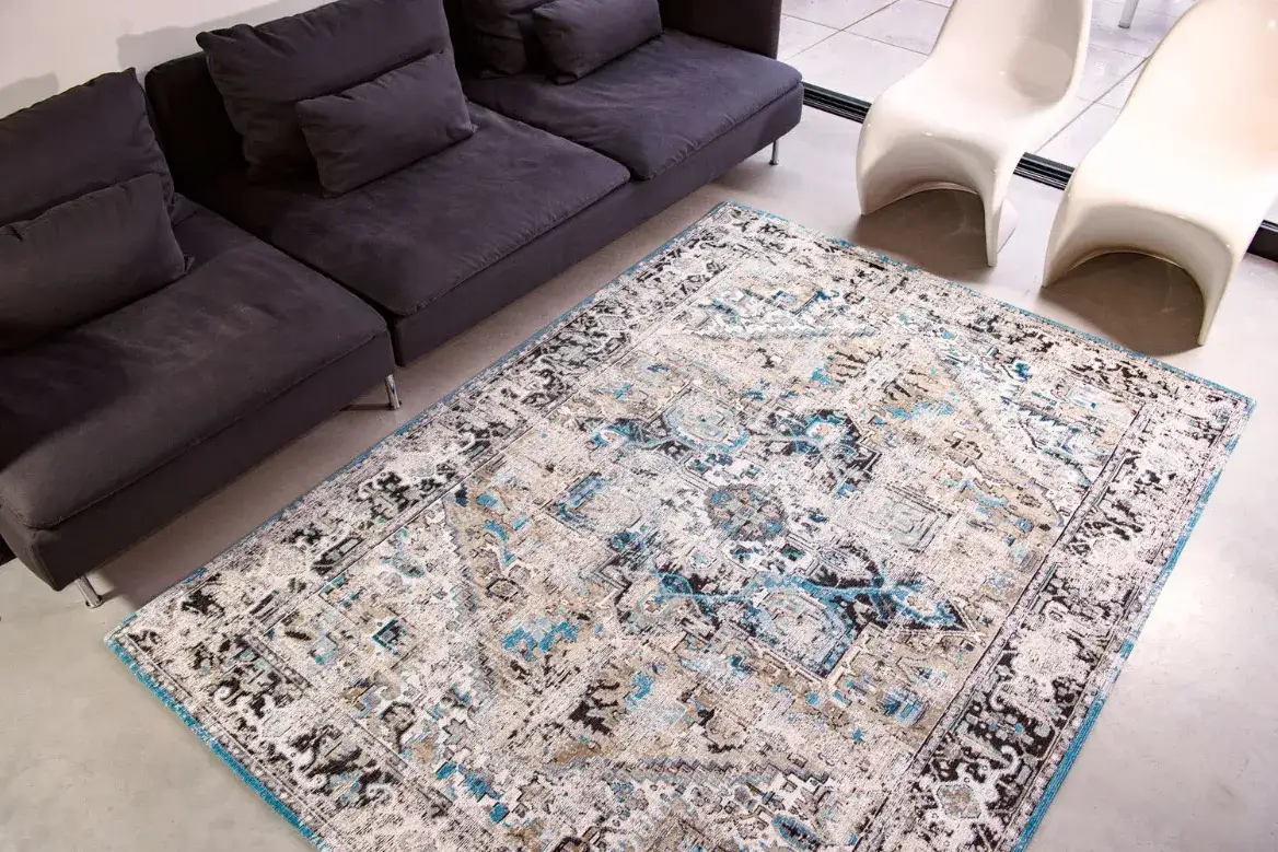 Jaki dywan do szarej kanapy i brązowych mebli, by uniknąć błędów?