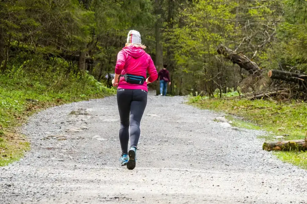 Bieganie po górach: Zacznij, trenuj, wybierz sprzęt i podbij szlaki!