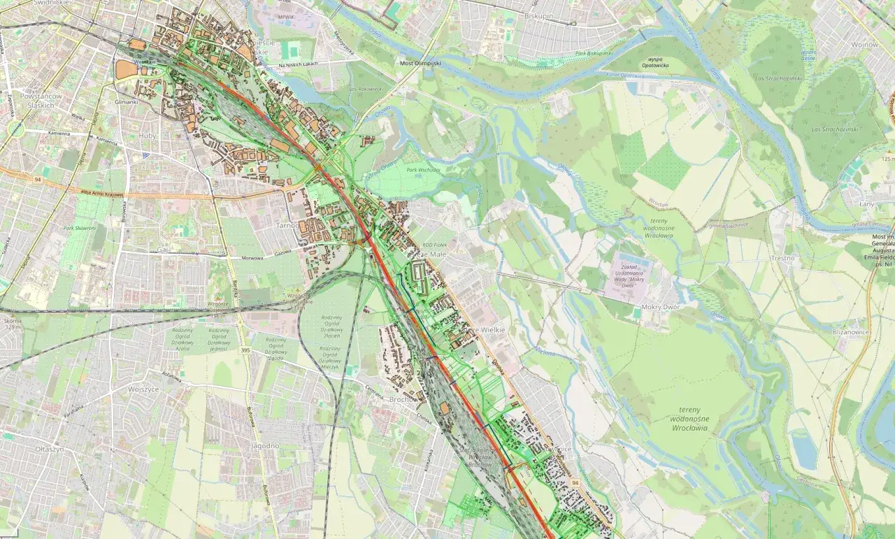 Mapa pokazuje fragment Wrocławia z zaznaczoną linią kolejową. Widać tereny zielone, rzekę Oławę i osiedla. Odległość między Koninem a Wrocławiem jest znacząca.