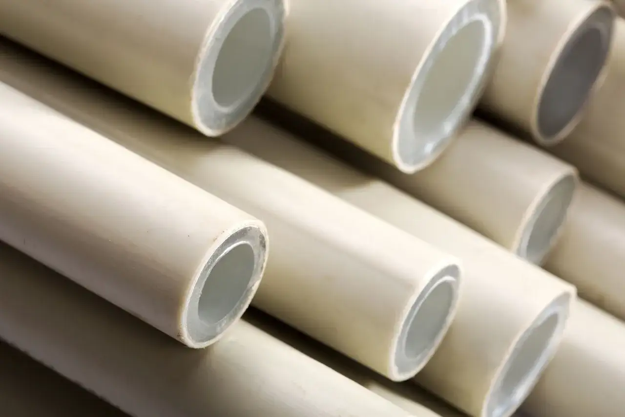 Stos rur pex do co, gotowych do montażu instalacji grzewczej.