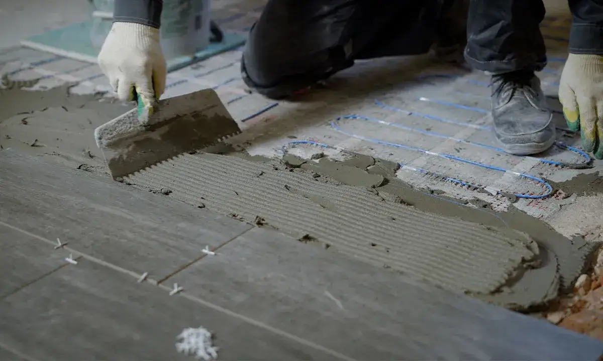 Gres czy terakota na ogrzewanie podłogowe – co wybrać dla komfortu?