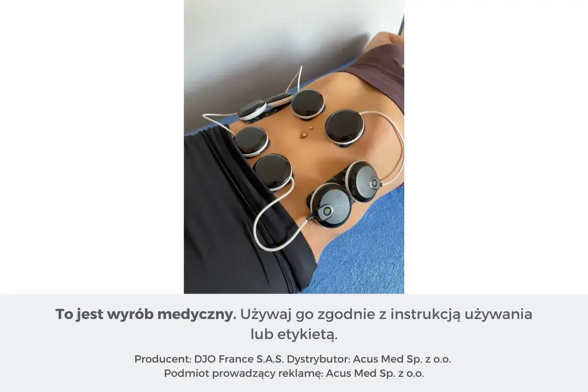 Elektrostymulacja mięśni brzucha efekty: widoczne elektrody na brzuchu osoby leżącej, podłączone do urządzenia.