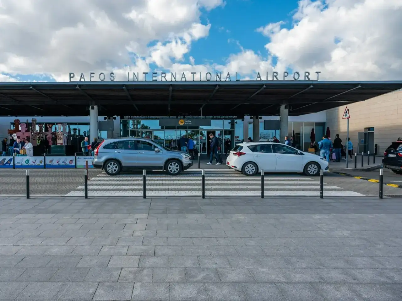 Lotnisko Pafos. Czy loty na Cypr są bezpieczne? Tłumy ludzi i samochody czekają na odprawę.