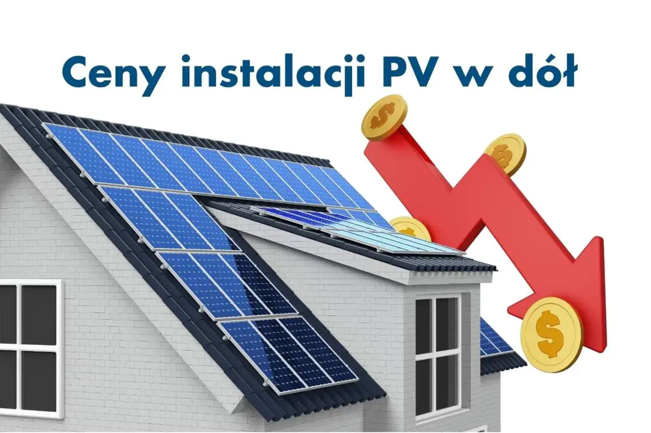Dom z panelami fotowoltaicznymi i czerwoną strzałką wskazującą w dół, symbolizującą spadające ceny.