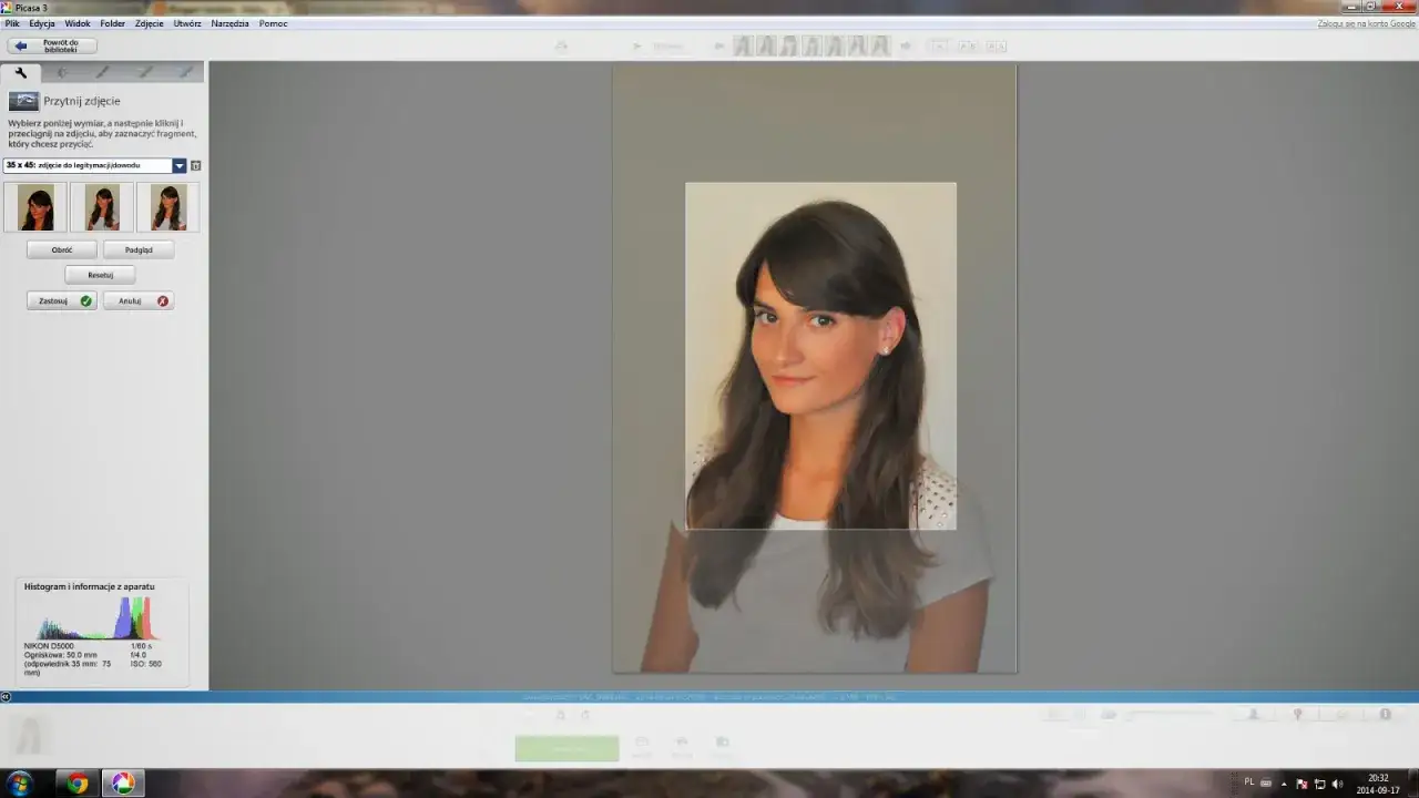 Portret młodej kobiety w białej koszulce, przygotowywany do zdjęcia legitymacyjnego w programie Picasa.