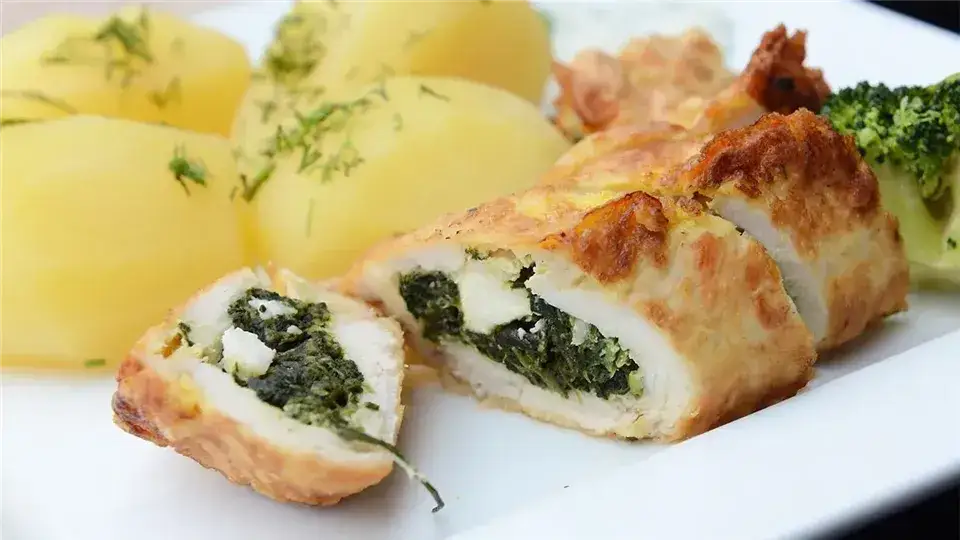 Czym faszerować roladki z kurczaka? Odkryj pyszne pomysły na nadzienie