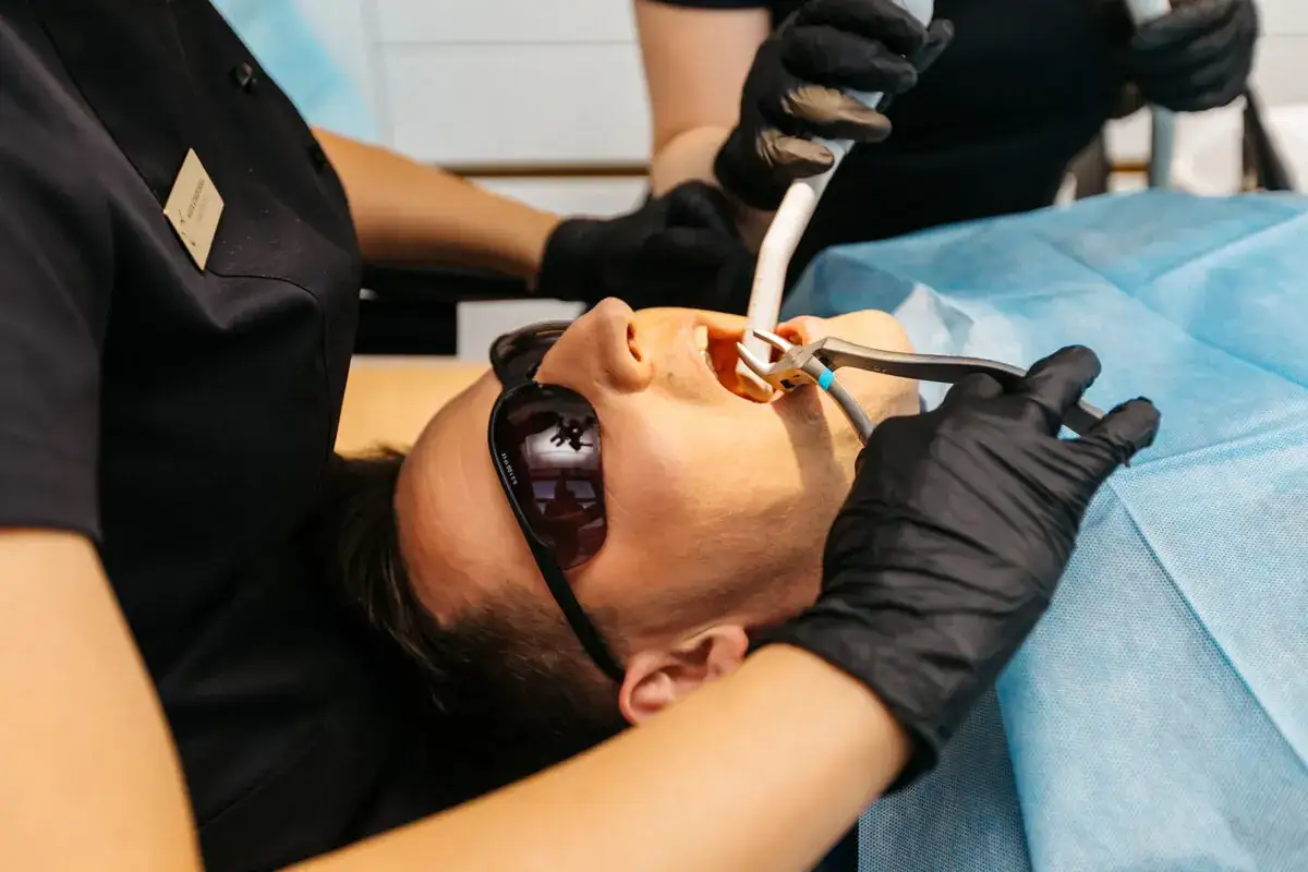 Jak goi się dziąsło po wyrwaniu zęba? Czego się spodziewać i jak dbać?