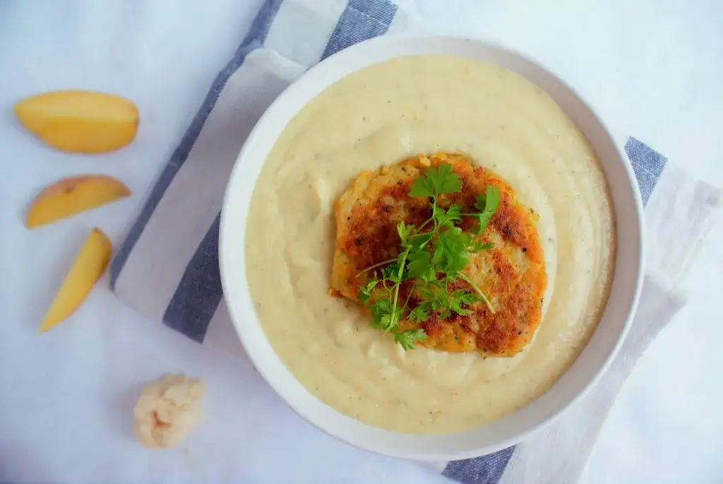 Jaka zupa do placków ziemniaczanych? Odkryj najlepsze połączenia smaków