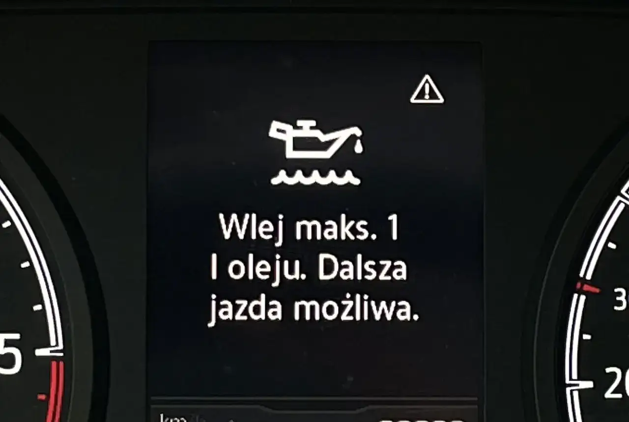 Kontrolka oleju świeci, komunikat "Wlej maks. 1 l oleju. Dalsza jazda możliwa." sugeruje, że można jeszcze przejechać, ale trzeba szybko dolać płynu.