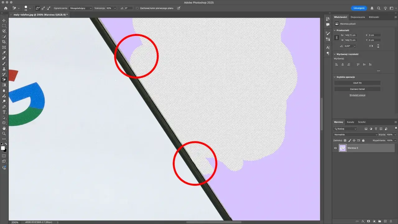 Widok na ekran programu Photoshop, gdzie trwa **photoshop usuwanie tła**. Widać fragment telefonu i kolorowe logo, z zaznaczonymi obszarami do usunięcia.