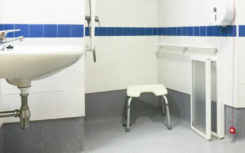 Jakie krzesło do łazienki wybrać, aby zapewnić bezpieczeństwo i komfort?