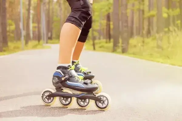 Czy można jeździć na rolkach po chodniku? Przepisy i bezpieczeństwo