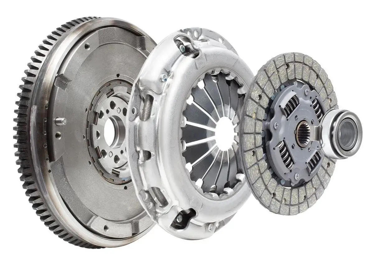 Koło dwumasowe, tarcza sprzęgła i docisk sprzęgła na białym tle.