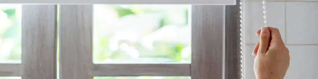 Najlepsze kolory rolet, które skutecznie ochronią twoje mieszkanie przed upałem